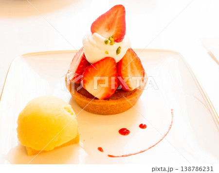 レトロ近代建築のカフェでスイーツを楽しむ レトロ近代建築のカフェでスイーツを楽しむ 138786231