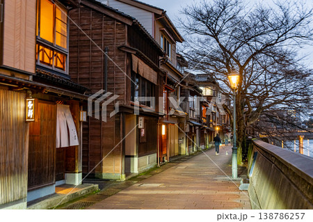 日本　金沢の主計町茶屋街の夕景　夜景 138786257