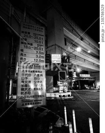 夜の首都高入口 138786329