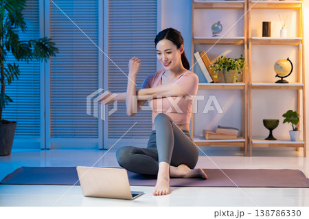 フィットネスをする女性 138786330