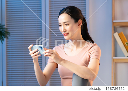 フィットネスをする女性 138786332