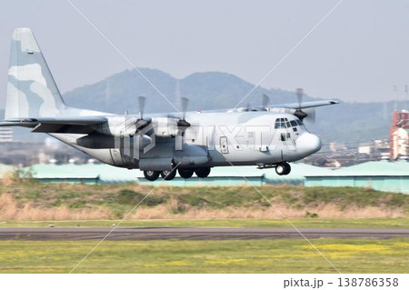 着陸するKC-130H輸送機 138786358