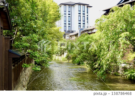 京都 白川筋の石泉院橋付近から白川の流れを見た風景 京都市東山区 京都 白川筋の石泉院橋付近から白川の流れを見た風景 京都市東山区 138786468
