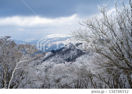 霧氷の枝越しに覗く雪山の絶景フレーム 霧氷の枝越しに覗く雪山の絶景フレーム 138786552