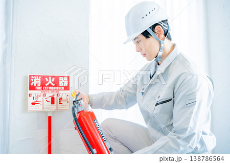 消防設備点検をする作業着の男性 消防設備点検をする作業着の男性 138786564