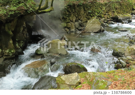 温泉水が流れ込む渓流　静かな山あいの自然風景 138786600