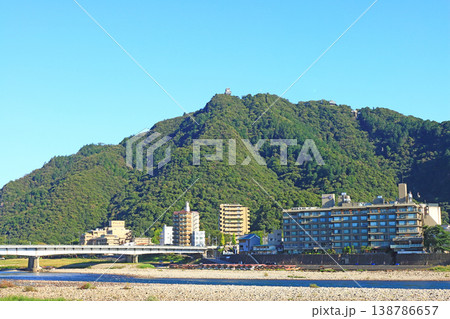 岐阜県岐阜市、長良川温泉と金華山の風景 岐阜県岐阜市、長良川温泉と金華山の風景 138786657