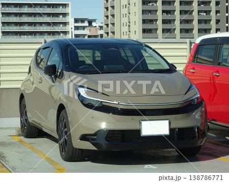 駐車場に並んだ乗用車 駐車場に並んだ乗用車 138786771