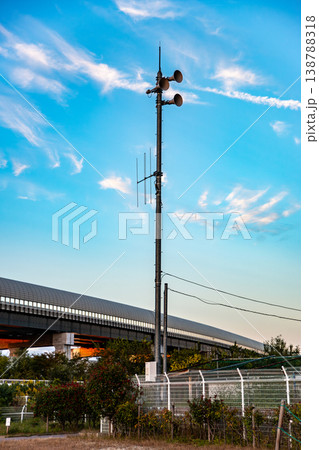 防災無線のスピーカー塔と青空 防災無線のスピーカー塔と青空 138788318