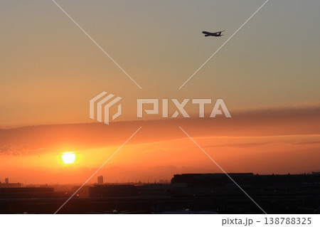 夕日を背景に上昇する旅客機 夕日を背景に上昇する旅客機 138788325
