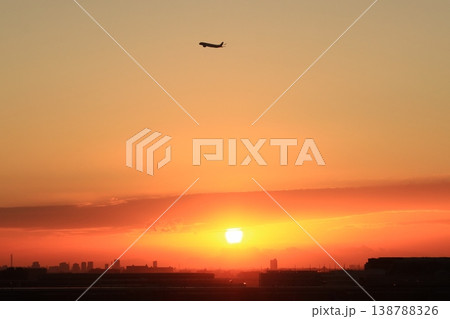 夕日を背景に上昇する旅客機 夕日を背景に上昇する旅客機 138788326
