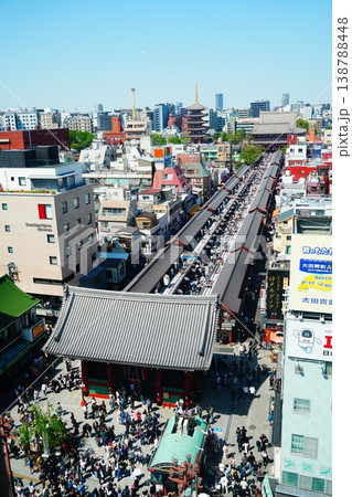 浅草寺の仲見世通り 138788448