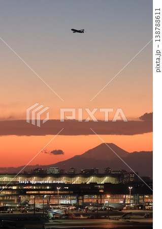 夕焼けのシルエットで浮かび上がる富士山を背景にした羽田空港の夜景 夕焼けのシルエットで浮かび上がる富士山を背景にした羽田空港の夜景 138788611