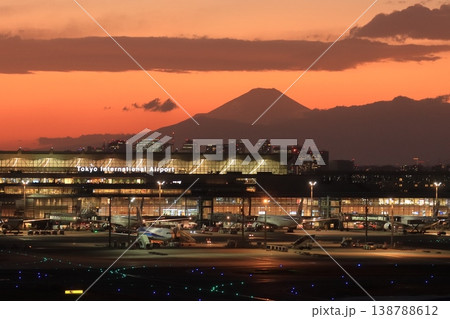夕焼けのシルエットで浮かび上がる富士山を背景にした羽田空港の夜景 138788612