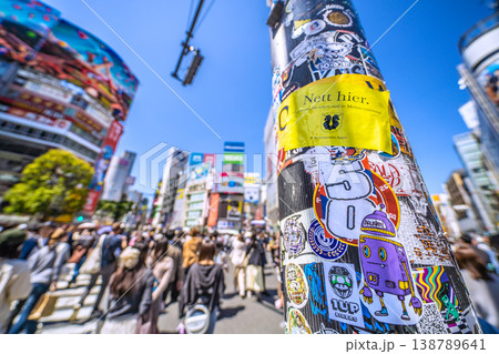 日本の東京都市景観4月12日…再びステッカーで…インバウンドが続く渋谷。ほとんどが外国人観光客 日本の東京都市景観4月12日…再びステッカーで…インバウンドが続く渋谷。ほとんどが外国人観光客 138789641