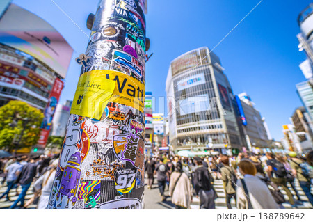 日本の東京都市景観4月12日…再びステッカーで…インバウンドが続く渋谷。ほとんどが外国人観光客 138789642