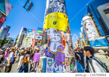 日本の東京都市景観4月12日…再びステッカーで…インバウンドが続く渋谷。ほとんどが外国人観光客 日本の東京都市景観4月12日…再びステッカーで…インバウンドが続く渋谷。ほとんどが外国人観光客 138789668