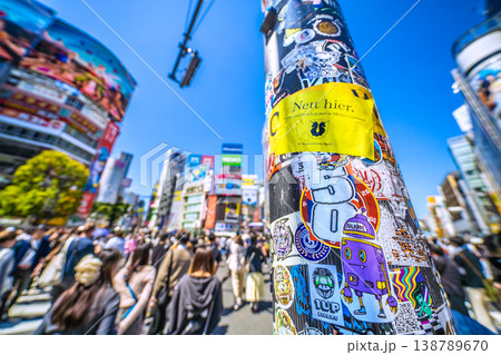 日本の東京都市景観4月12日…再びステッカーで…インバウンドが続く渋谷。ほとんどが外国人観光客 138789670