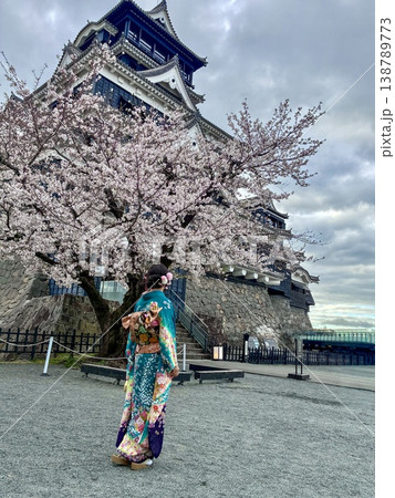 お城の前に咲いている桜の花を見つめる着物姿の人 お城の前に咲いている桜の花を見つめる着物姿の人 138789773