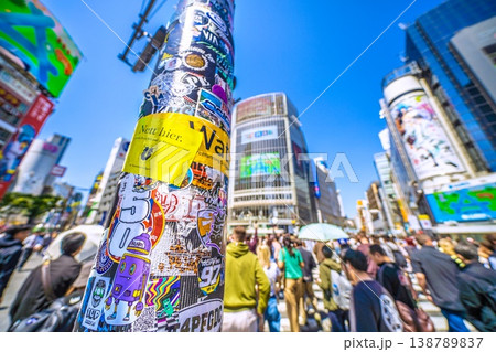 日本の東京都市景観4月12日…再びステッカーで…インバウンドが続く渋谷。ほとんどが外国人観光客 138789837