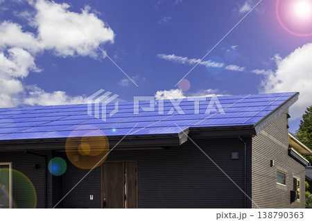 ソーラーパネルのある住宅 エコイメージ 逆光バージョン ソーラーパネルのある住宅 エコイメージ 逆光バージョン 138790363