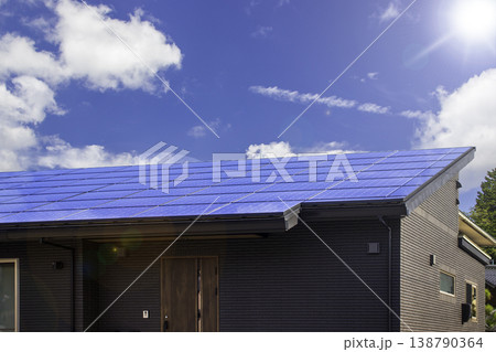 ソーラーパネルのある住宅 エコイメージ 逆光バージョン ソーラーパネルのある住宅 エコイメージ 逆光バージョン 138790364