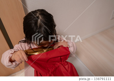 プレゼントを覗く女の子 138791111