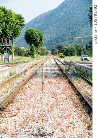 山間にあるポンテ・ルシアの駅を通り線路 地中海に浮かぶフランス領のコルシカ島にて 山間にあるポンテ・ルシアの駅を通り線路 地中海に浮かぶフランス領のコルシカ島にて 138791792