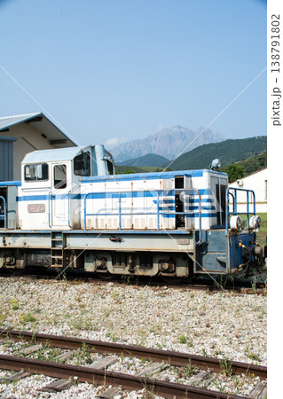 山間にあるポンテ・ルシア駅に止まっているディーゼル機関車　地中海に浮かぶフランス領のコルシカ島にて 138791802