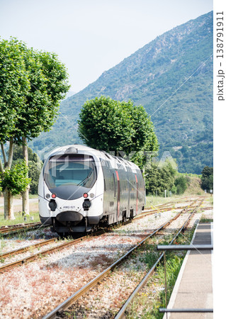 山間のポンテ・ルシアの駅を通るローカルな電車 地中海に浮かぶフランス領のコルシカ島にて 山間のポンテ・ルシアの駅を通るローカルな電車 地中海に浮かぶフランス領のコルシカ島にて 138791911