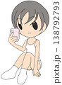 リラックスしてスマホチェックの女子 138792793