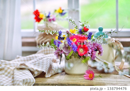 窓辺に春の花のアレンジメント 138794476
