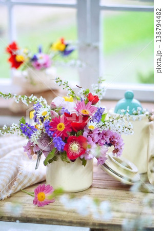 窓辺に春の花のアレンジメント 138794482