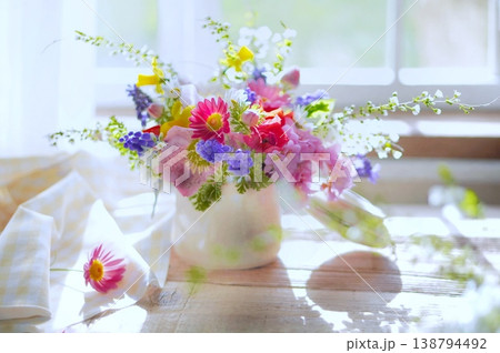 窓辺に春の花のアレンジメント 138794492