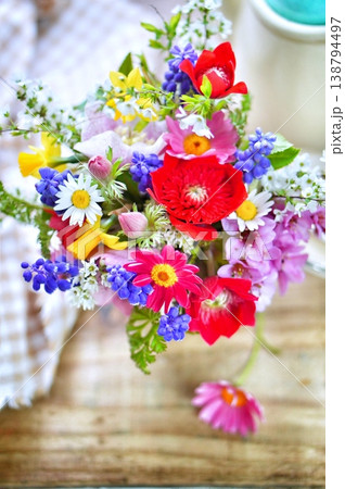 窓辺に春の花のアレンジメント 138794497