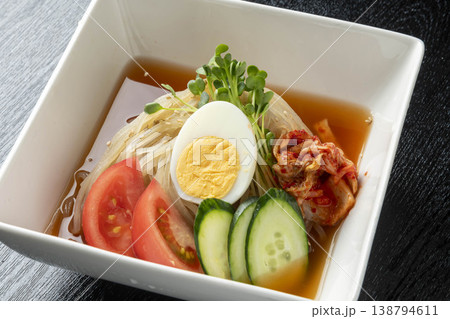 冷麺の盛り付けと具材 138794611