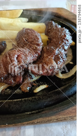 鉄板で焼くステーキ 鉄板で焼くステーキ 138794668