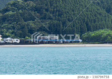 宮崎県日南市の大堂津海水浴場に流れ込む細田川に架かる鉄橋を走る特急海幸山幸 138794758