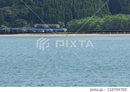 宮崎県日南市の大堂津海水浴場に流れ込む細田川に架かる鉄橋を走る特急海幸山幸 138794760