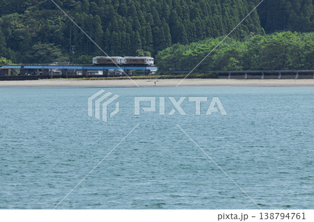 宮崎県日南市の大堂津海水浴場に流れ込む細田川に架かる鉄橋を走る特急海幸山幸 宮崎県日南市の大堂津海水浴場に流れ込む細田川に架かる鉄橋を走る特急海幸山幸 138794761