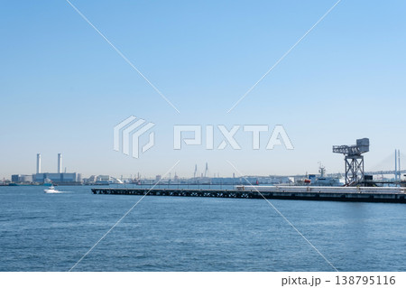 横浜新港の埠頭と海の風景 138795116