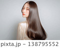 長い髪の美人女性 138795552