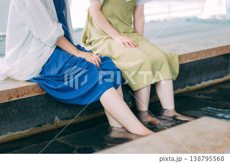 足湯を楽しむ女性のパーツカット 138795568