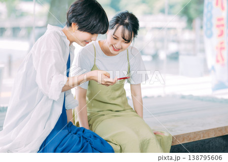スマホを見ながら足湯を楽しむ女性 スマホを見ながら足湯を楽しむ女性 138795606