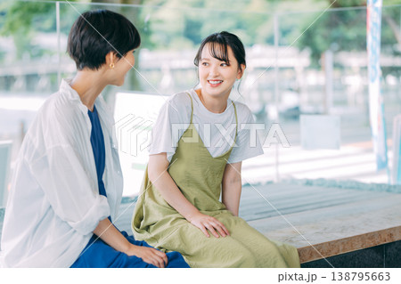 スマホを見ながら足湯を楽しむ女性 138795663