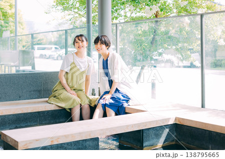 足湯を楽しむ女性 足湯を楽しむ女性 138795665