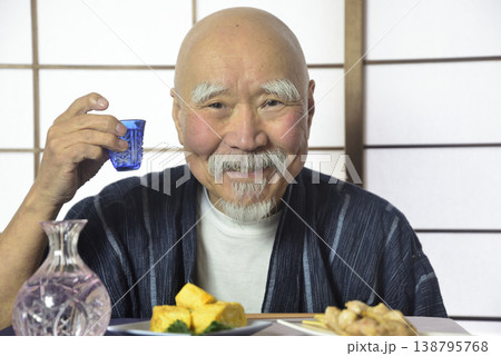 和室で日本酒を飲むヒゲの老人 和室で日本酒を飲むヒゲの老人 138795768