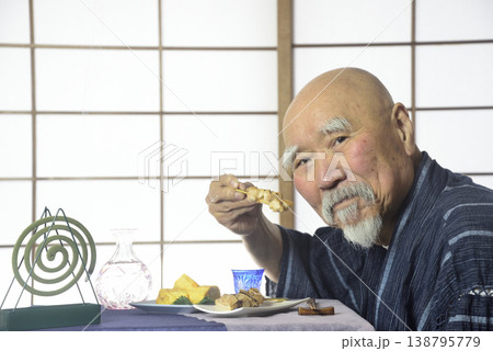 和室で日本酒を飲むヒゲの老人 138795779