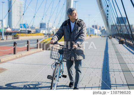 自転車を押して歩く60代男性 自転車を押して歩く60代男性 138796020