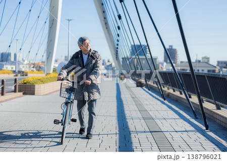 自転車を押して歩く60代男性 自転車を押して歩く60代男性 138796021